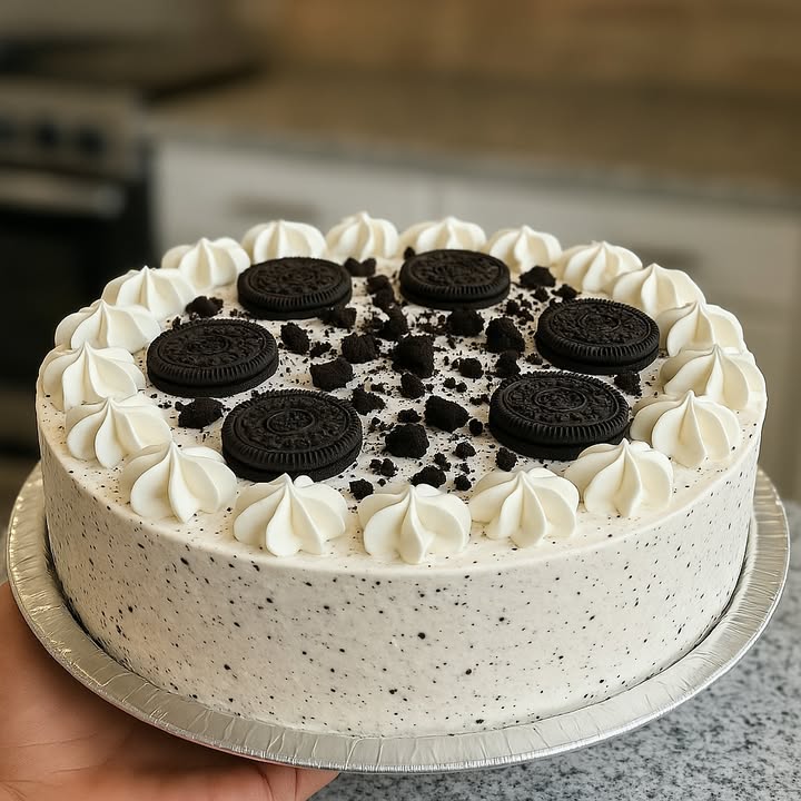 Cheesecake de Oreo Frío Sin horno!

Ingredientes:
–  1 paquete de galletas Oreo aprox. 30 unidades
– 參 1 lata de leche condensada
– 拏 1 lata de media crema Nestlé
– 燎 1 barra de queso crema 190 g
–  Un chorrito de extracto de vainilla
–  1 sobre de grenetina 7 g, previamente hidratada y disuelta
– 杻 1 barra de mantequilla 90 g

Preparación:

 Base de galleta:
Separa el relleno de 20 galletas Oreo y tritura las tapas.  
Mezcla las galletas trituradas con la mantequilla derretida.  
Presiona esta mezcla en el fondo de un molde desmontable. Refrigera mientras haces el relleno.

 Relleno cremoso:
Licúa el queso crema, la leche condensada, la media crema, la vainilla, el relleno de las galletas y la grenetina disuelta.  
Agrega 5 galletas Oreo enteras y da solo un toque a la licuadora para que queden trocitos.

 Montaje:
Vierte la mezcla sobre la base de galleta. Tritura las 5 galletas restantes y espolvorea por encima.

Refrigeración:
Lleva al refrigerador por al menos 6 horas, preferiblemente toda la noche. 

 Listo! Sirve bien frío y disfruta de esta delicia cremosa y chocolatada. 

#CheesecakeFrío #RecetasSinHorno #PostresCaseros #TartaDeQueso #CocinaFácil #CocinaConAmor #DulcesTentaciones #RecetasDulces #OreoLovers #ChefEnCasa  
#OreoCheesecake #NoBakeDessert #EasyDesserts #SweetTreats #NoBakeCheesecake #HomemadeDessert #OreoLovers #QuickDesserts #CheesecakeRecipe #DessertHeaven