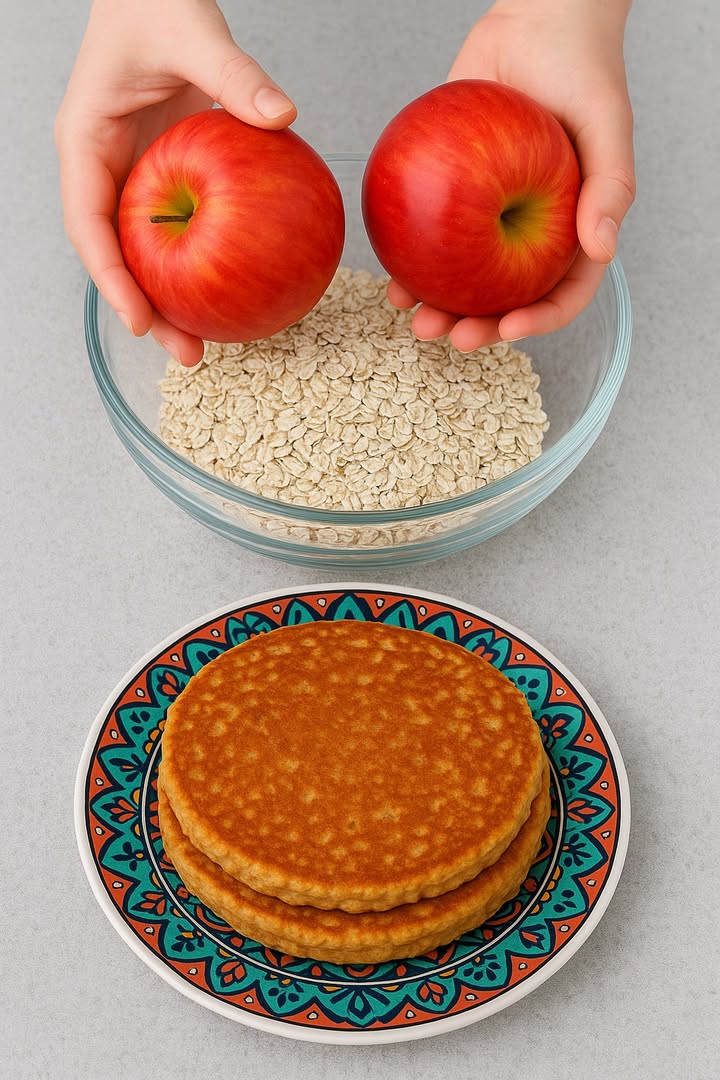 Guárdala bien, porque esta receta vale como un tesoro escondido.

丹 Panqueques de Avena y Manzana sin azúcar, sin trigo, sin leche, sin huevo!

Perfectas para desayunos saludables o meriendas sin remordimientos. Te vas a enganchar.

 Ingredientes:

 2 tazas de copos de avena
 2 manzanas
 500 ml de agua caliente
 Canela en polvo al gusto opcional

  Preparación:

1. Hidratar la avena: Coloca los copos de avena en un bol grande y añade el agua caliente. Deja reposar unos 5 minutos hasta que la avena absorba el agua y adquiera una textura parecida a una papilla espesa.

2. Preparar las manzanas: Mientras la avena se hidrata, ralla las manzanas y mézclalas con la avena. Añade un poco de canela si te gusta ese toque cálido y aromático.

3. Cocinar las tortitas: Calienta una sartén antiadherente y úntala con un poco de aceite de coco o el que prefieras. Vierte la mezcla formando una tortita grande o varias pequeñas. Cocina a fuego bajo con tapa durante unos 10 minutos. Dale la vuelta con cuidado para dorar por ambos lados.

4. Servir: Sirve caliente. Puedes añadir un chorrito de miel, si no necesitas que sea 100% sin azúcar, o disfrutarla tal cual. Queda espectacular!

 Consejo extra:

También puedes añadir un poco de ralladura de limón o unas pasas para darle un toque especial.

#DesayunoSaludable #TortitasSinAzúcar #AvenaYManzana #RecetasVeganas #SinGluten #CocinaNatura
#HealthyPancakes #NoSugarAdded #OatmealPancakes #VeganBreakfast #CleanEating #GlutenFreeRecipes