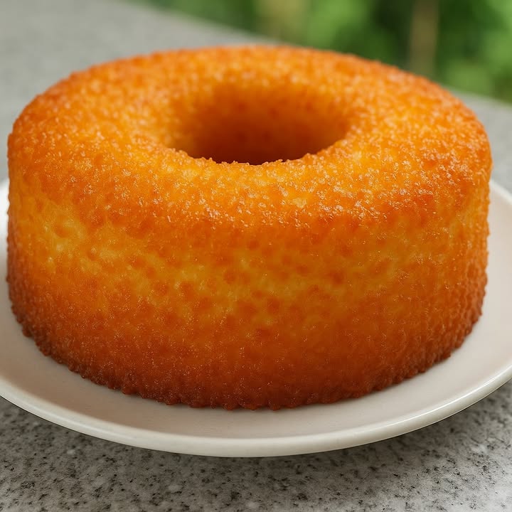 Bizcocho de Coco Fácil en Licuadora

Ingredientes:
 3 huevos
 300 ml de leche
 2 cucharadas soperas de margarina o mantequilla
 1 y 1/2 taza de té de azúcar
 Una pizca de sal
 2 tazas de té de harina de trigo
 1/2 taza de té de fécula de maíz Maizena
 1 paquete de coco rallado 100 gramos
 1 cucharada sopera de levadura en polvo para tortas

Preparación paso a paso:

1. En la licuadora, agrega los huevos, la leche, la margarina, el azúcar y la pizca de sal.
2. Licúa durante unos 2 minutos.
3. Añade la mitad de la harina de trigo y mezcla hasta que esté bien incorporado.
4. Luego, incorpora el resto de la harina junto con la fécula de maíz, y licúa por 2 minutos más.
5. Vierte la mezcla en un bol, añade el coco rallado y la levadura.
6. Remueve bien con una espátula o cuchara hasta que todo esté homogéneo.
7. Transfiere la masa a un molde previamente engrasado y enharinado.
8. Hornea en horno precalentado a 200ºC durante aproximadamente 30 minutos.
9. Deja enfriar un poco, desmolda y sirve.