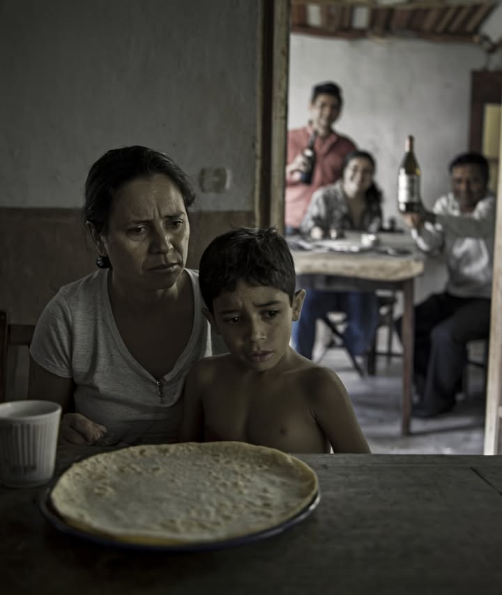 Fallamos cuando damos lo mejor a los de fuera y olvidamos valorar a quienes viven con nosotros.
No tiene sentido agradar a los demás si ignoramos o descuidamos a quienes nos aman de verdad.
Los gestos simples un abrazo, una taza, un favor revelan cuánto cuidamos a nuestra familia.
Publicar amor en redes no reemplaza las acciones reales dentro del hogar.
La familia se honra con hechos, no con palabras ni apariencias.
Al final, los que estarán en los momentos difíciles no son los conocidos, sino los de casa.
Cuida hoy a los tuyos mañana puede ser tarde.