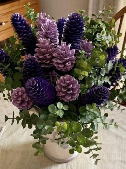 Nunca hubiera imaginado que pintar piñas de pino sería tan hermoso! 朗