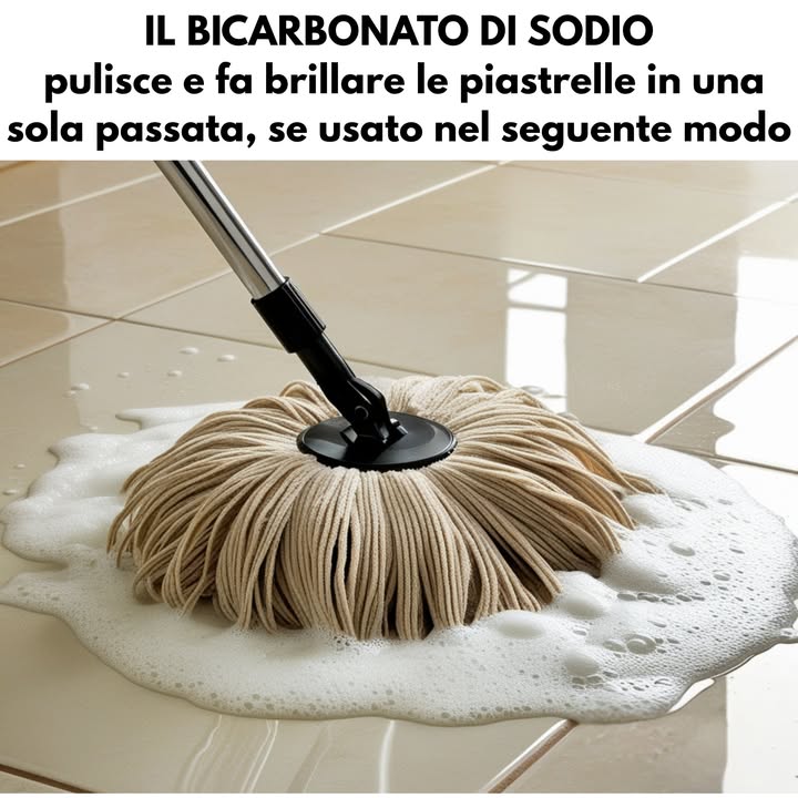 Ricetta casalinga per pulire e lucidare le piastrelle

Ingredienti:
 3 cucchiai di bicarbonato di sodio
 1 tazza di aceto bianco
 1 litro di acqua tiepida
 2 cucchiai di detersivo liquido delicato tipo detersivo per piatti

Istruzioni:

Sciogli il bicarbonato nellacqua tiepida.
Aggiungi lentamente laceto si formerà della schiuma, è normale.
Unisci il detersivo e mescola delicatamente.
Versa la miscela in un secchio o in uno spruzzatore.
Applica sulle piastrelle e lascia agire per 1015 minuti.
Strofina con una spugna o una spazzola morbida.
Risciacqua con acqua pulita e asciuga con un panno per lucidare.