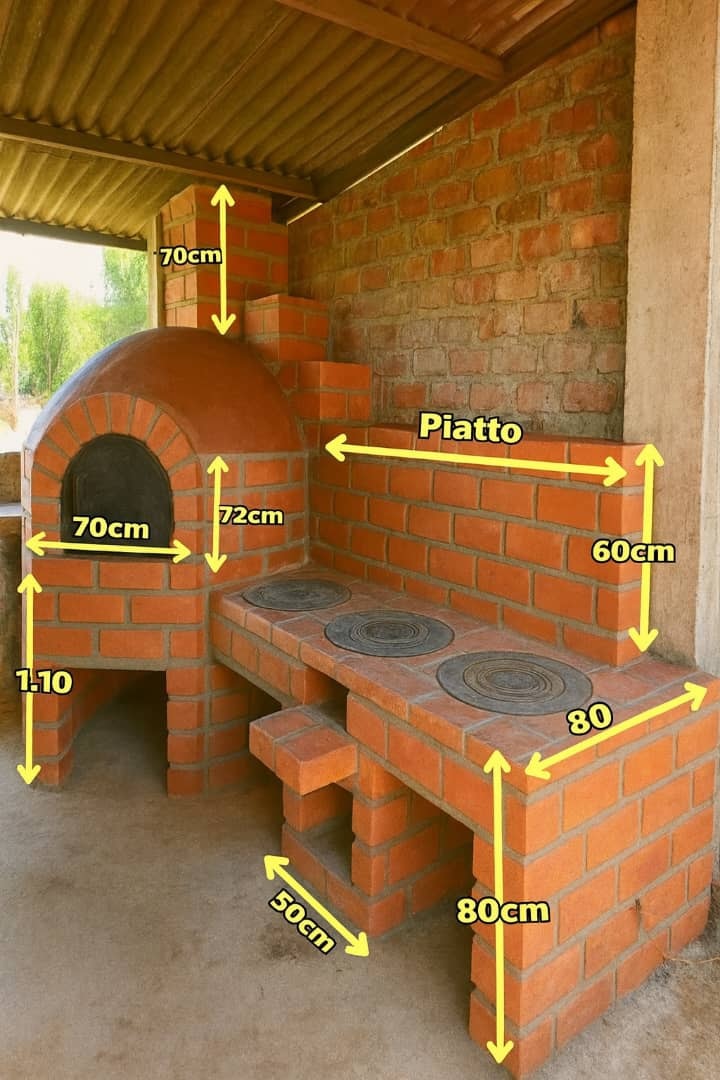 Forno a Legna con Piano in Mattoni: Il Sogno di Ogni Giardino 

1 Forno comodo e capiente
Altezza di 1,10 m, apertura da 70×72 cm: niente piegamenti da contorsionista e spazio sufficiente per pizze formato non ne avanza per domani.

2 Calore perfetto grazie alla cupola
I mattoni refrattari trattengono il calore e lo diffondono in modo uniforme. Risultato? Pane croccante e arrosti da far invidia alla nonna.

3 Camino da 70 cm
Niente fumo in faccia mentre controlli la cottura. Tira via tutto come un aspirapolvere naturale.

4 Piano cottura extra da 1,50 m
Tre piastre in ghisa per bollire, cuocere e fare zuppe fumanti. Ideale per chi ama dire cucino tutto qui, senza correre in cucina.

5 Vano per la legna
Sotto, uno spazio da 50 cm per riporre legna e utensili. Finalmente non dovrai più cercare la paletta sparita quando serve.

6 Tettoia anti-imprevisti
Pioggia? Sole a picco? Nessun problema: la lamiera ondulata ti protegge e continua la festa.