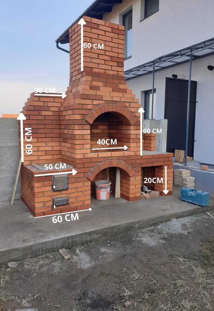 Barbecue in Mattoni con Misure: Idee e Trucchi 

1 Canna fumaria efficiente 
Alta 60 cm, aiuta a smaltire il fumo in modo corretto. Senza, rischi di trasformare la grigliata in una sessione di sauna affumicata!

2 Camera di cottura spaziosa 
Con 40 cm di larghezza e 60 cm di altezza, è perfetta per carne, pesce e verdure. Attento solo a non riempirla troppo o finirai per girare le bistecche con il centimetro alla mano!

3 Piani laterali pratici 
Un lato da 50 cm e laltro più basso: ideali per utensili, piatti o per appoggiare il vassoio. Certo, se ti scordi la birra lì sopra, sparisce in un attimo!

4 Base solida e funzionale 隣
Con i suoi 60 cm di larghezza e lo spazio ad arco per la legna, hai tutto a portata di mano. Però occhio: se ci metti troppe cose, diventa una mini cantina!

5 Vantaggi a prova di fiamma 
Resistente al tempo, funzionale con vani separati, sicuro e con uno stile rustico che fa colpo. Non è solo un barbecue è un pezzo darredo del giardino.

6 Consigli da grigliatore esperto 
Usa legna stagionata, pulisci la cenere e proteggi i mattoni con prodotti idrorepellenti. Fidati: meglio passare 5 minuti a pulire che 30 a spiegare agli amici perché la griglia non parte!