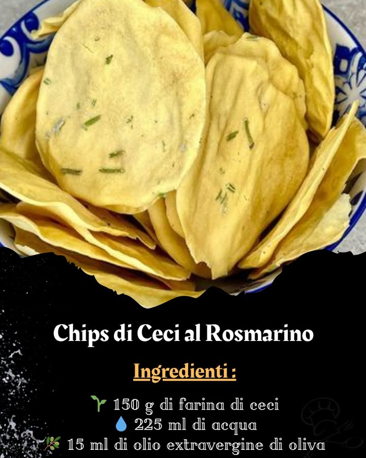 Chips di Ceci al Rosmarino 

Se sei alla ricerca di uno snack sano e ricco di gusto, queste chips di ceci al rosmarino sono ciò che fa per te! Croccanti, aromatiche e facili da preparare, rappresentano unottima alternativa alle tradizionali patatine fritte, ideali per accompagnare un aperitivo o come antipasto leggero. Segui questi semplici passaggi per prepararle e stupire i tuoi ospiti con un piatto sano ma sfizioso!

Ingredienti per circa 4 porzioni
 150 g di farina di ceci
 225 ml di acqua
㮝 15 ml di olio extravergine di oliva……..
.
.
.
…………………………………La ricetta è nel primo  commento