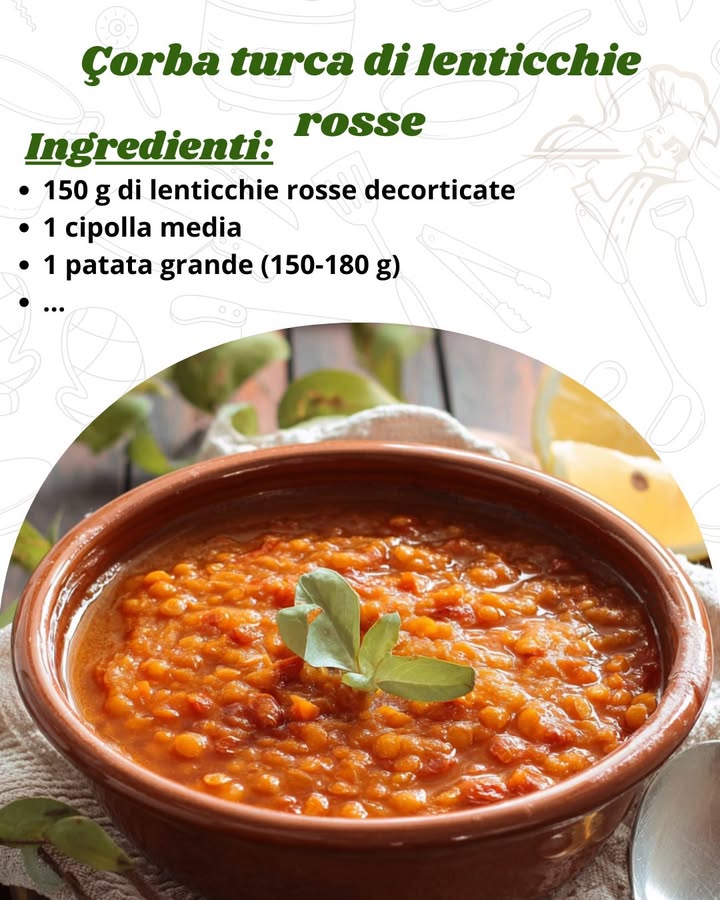 Çorba turca di lenticchie rosse: la zuppa cremosa protagonista delle serie turche

Ingredienti per 4 persone

150 g di lenticchie rosse decorticate o lenticchie comuni

1 cipolla media

1 patata grande 150-180 g

380 g di passata di pomodoro

500 ml di brodo vegetale o di carne

2 cucchiai di olio extravergine doliva

Sale q.b.

Un pizzico di cumino o, in alternativa, origano

 cucchiaino di prezzemolo fresco tritato

 cucchiaino di peperoncino piccante facoltativo

1 cucchiaino di succo di limone fresco

Preparazione passo dopo passo
1. Preparare le verdure

Sbuccia la patata e tagliala a cubetti. Trita finemente la cipolla. Lava accuratamente le lenticchie: quelle decorticate non richiedono ammollo preventivo e cuociono in tempi brevi.

2. Soffritto leggero

In una pentola capiente scalda lolio extravergine doliva. Aggiungi la cipolla e la patata e fai soffriggere a fuoco dolce per qualche minuto, fino a quando diventano leggermente morbide.

3. Aggiungere le lenticchie e i pomodori

Unisci le lenticchie e mescola. Versa la passata di pomodoro e insaporisci con un pizzico di cumino o di origano se preferisci un gusto più delicato. Mescola bene per amalgamare gli ingredienti.

4. Cottura della zuppa

Aggiungi il brodo caldo, regola di sale e porta a ebollizione. Copri con un coperchio e lascia cuocere a fuoco basso per circa 10 minuti. Mescola, quindi prosegui la cottura per altri 10-15 minuti, aggiungendo un po dacqua se la zuppa risulta troppo densa.

5. Frullare e rifinire

Quando le lenticchie e la patata sono ben cotte, togli la pentola dal fuoco e frulla il tutto con un mixer a immersione fino a ottenere una consistenza vellutata. Versa la zuppa nelle ciotole e guarnisci con prezzemolo fresco e, se gradito, un pizzico di peperoncino. Completa con qualche goccia di succo di limone per esaltare i sapori.