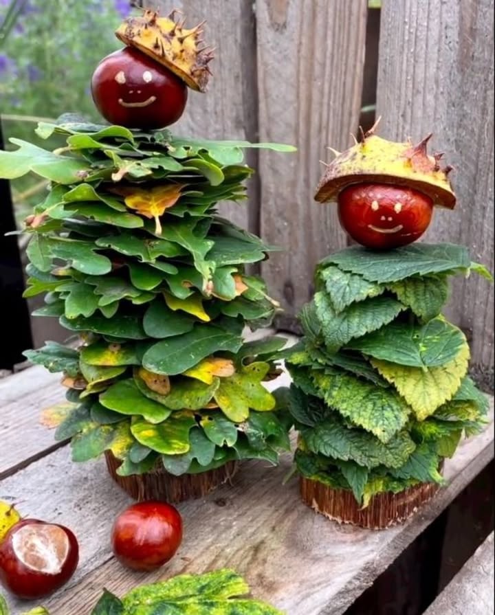DIY dautomne : personnages en feuilles et marrons 

Une création simple, amusante et inspirée de la nature pour célébrer les couleurs de lautomne.

 Matériel
 Feuilles dautomne ramassées lors dune balade
 Marrons ou châtaignes non comestibles
 Coques de marrons pour les chapeaux
 Rondins ou bouchons en bois pour la base
 Colle chaude ou petits cure-dents pour fixer les éléments

 Étapes de réalisation
Empiler les feuilles pour créer un petit corps feuillu.
Placer un marron sur le dessus pour former la tête.
Coiffer avec une coque et dessiner un sourire à la peinture ou au feutre.

 Résultat final
De jolis petits lutins des bois, pleins de charme et de poésie, parfaits pour une décoration naturelle ou une activité manuelle dautomne en famille.