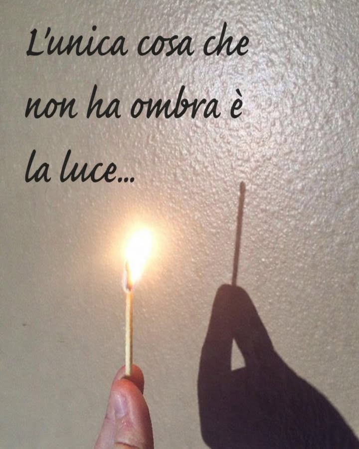 La luce che guida 

Nellimmagine, una semplice fiamma dimostra una verità essenziale: la luce non proietta ombra. È un promemoria potente su come ciò che illumina davvero non oscura, ma chiarisce.

  Coltivare la chiarezza
Scegliere pensieri e azioni limpide aiuta a ridurre confusione e ambiguità. La chiarezza rende ogni decisione più stabile e coerente.

  Essere fonte di positività
Un atteggiamento costruttivo illumina lambiente intorno. La positività non elimina i problemi, ma li rende più gestibili.

  Agire con autenticità
Quando si agisce in modo autentico, non si creano ombre inutili. Lintegrità rafforza la fiducia e la credibilità.

 律 Semplificare ciò che è complesso
Ridurre il superfluo permette di vedere meglio ciò che conta davvero. La semplicità è una forma di luce che orienta.

La luce, come simbolo, insegna che trasparenza, coerenza e semplicità rendono ogni percorso più chiaro e solido.